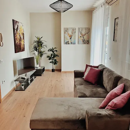 Cozy Rooftop - Your Home, Away From Home! * טיראנה