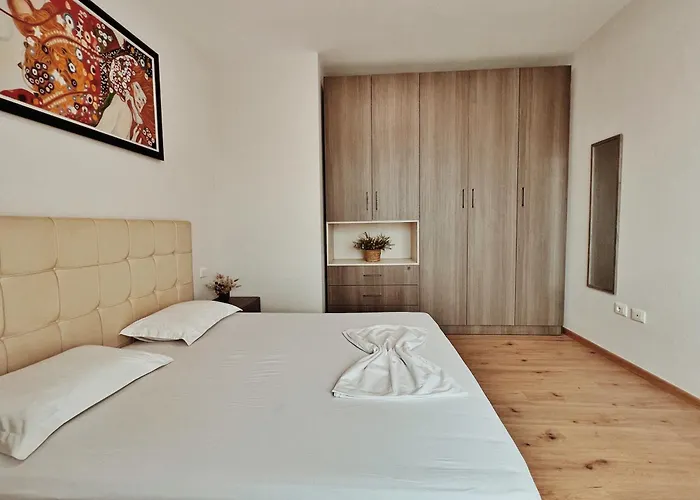 Διαμέρισμα Cozy Rooftop - Your Home, Away From Home! Τίρανα