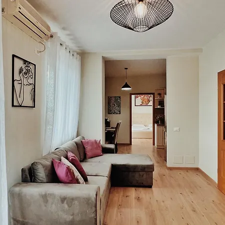 Cozy Rooftop - Your Home, Away From Home! Tiran