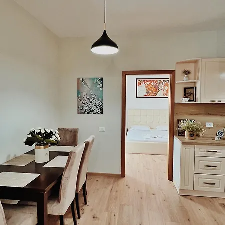 Cozy Rooftop - Your Home, Away From Home! Daire