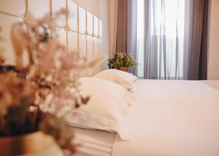 Cozy Rooftop - Your Home, Away From Home! *